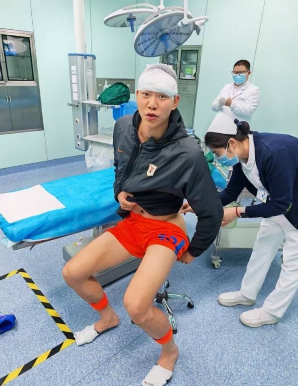 中国股票配资网 10分钟遭两连击！泰山小将彭逸翔晒伤口：压根不是踢球；吃了一肘